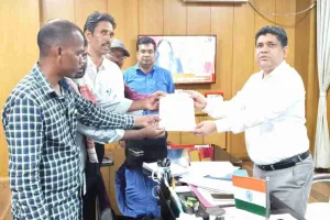 Hazaribagh News: संयुक्त वनाधिकारी समिति ने उपायुक्त से मिल कर सौंपा मांगपत्र