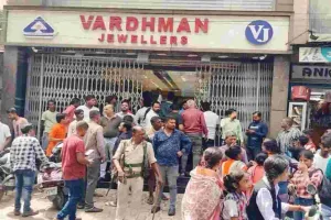 हथियारबंद बदमाशों ने ज्वैलर्स  दुकान से लूटे नकदी सहित लाखों के गहने