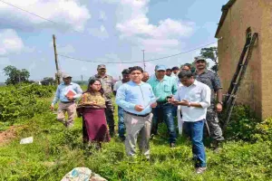 Hazaribagh News: उपायुक्त ने टाटीझरिया प्रखंड का किया निरीक्षण, पारदर्शी क्रियान्वयन का दिया निर्देश