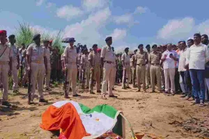 बलिदान सुनील का हुआ अंतिम संस्कार, पिता ने दी मुखाग्नि