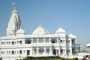 Ranchi News: पंच मंदिर दुर्गा पूजा समिति इस वर्ष वृंदावन के प्रेम मंदिर का बना रहा है पंडाल