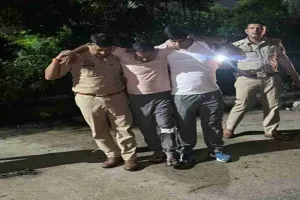 व्यापारी के घर घुसकर लूट करने वाले तीन लुटेरे, पुलिस मुठभेड़ में गिरफ्तार