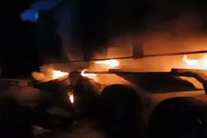 ट्रेलर और हाइवा के टक्कर में एक युवक की मौत