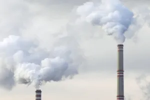 Climate कहानी: पेट्रोल-डीज़ल से ज़्यादा, हमारी साँसें महंगी पड़ रही हैं