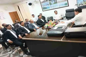 Koderma News: जिला न्यायाधीश की अध्यक्षता में मोटर दुर्घटना कार्यशाला को लेकर अधिवक्ताओं के साथ बैठक