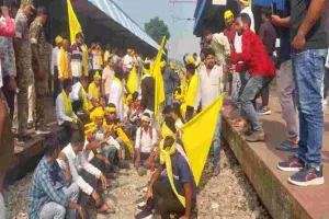 बरकाकाना में रेल ट्रैक कुड़मी समाज ने किया जाम, स्टेशन पर जुटे हजारों लोग