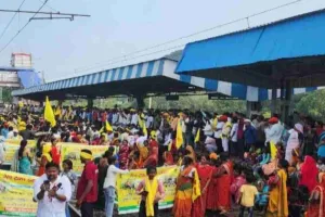 'रेल टेका डहर छेका': कुड़मी समाज की एसटी मांग को लेकर गिरिडीह में आंदोलन जारी