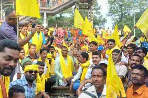 रेल टेका, डहर छेका आंदोलन: सुदेश–चंद्रप्रकाश समेत आजसू के नेता–कार्यकर्ता उतरे रेल पटरियों पर 