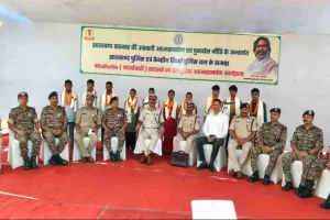 Jharkhand news: 10 नक्सलियों ने डीजीपी के समक्ष किया आत्मसमर्पण