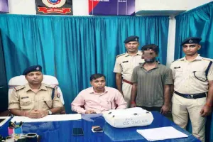 Koderma News: आरपीएफ ने सवा पांच किलो गांजा के साथ युवक को पकड़ा