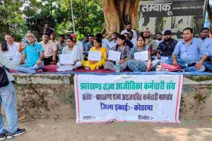 Koderma news: राज्यकर्मी दर्जा व स्थायीकरण की मांग पर आजीविका कर्मियों का धरना प्रदर्शन 