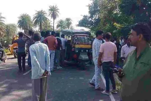 Koderma News: ट्रक की चपेट में ऑटो के आने से एक व्यक्ति की मौत