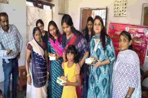 Koderma News: बच्चों के बीच प्रेरणा शाखा ने मिठाई व सामग्री का किया वितरण