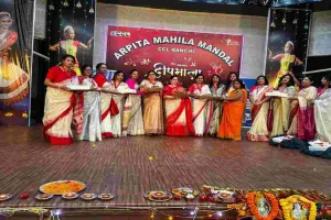 Ranchi News: अर्पिता महिला मंडल ने जरूरतमंद महिलाओं को भेंट की छठ पूजन सामग्री