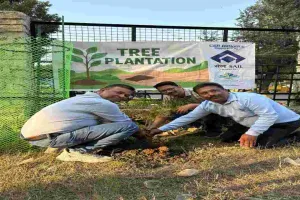 Ranchi News: एस.ई.टी. फाउंडेशन ने मोराबादी मैदान के पास किया पौधरोपण