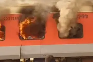 पंजाब में गरीब रथ ट्रेन में आग, बड़ा हादसा टला