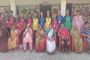 Koderma news: मॉडर्न पब्लिक स्कूल के छात्रों ने दिवाली के अवसर पर वृद्धाश्रम में बांटे मिठाइयाँ और कपड़े 