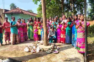बरमसिया गांव में संताल समुदाय ने शुरू की साप्ताहिक मंझी थान बोंगा बुरु पूजन