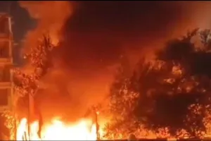 Chaibasa News: स्क्रैप टाल में लगी आग, लाखों की संपत्ति जलकर खाक