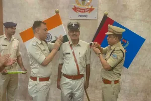 Ramgarh News: प्रमोशन के बाद एसपी ने दो पदाधिकारियों के कंधे पर लगाया स्टार