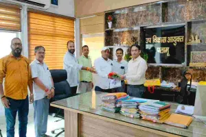 Palamu News: स्थायीकरण को लेकर डीडीसी को मनरेगा कर्मचारी संघ ने सौंपा ज्ञापन