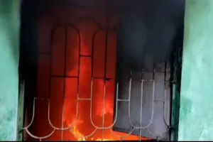 Dhanbad News: सैकड़ो साल पुरानी मंदिर में लगी भीषण आग