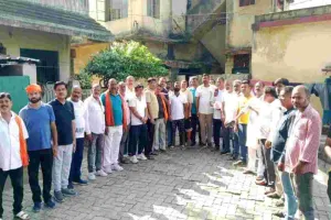 विधायक सरयू राय के निर्देश पर घर-घर पहुंचे कार्यकर्ता, लोगों की सुनीं समस्याएं और दिया समाधान का भरोसा 