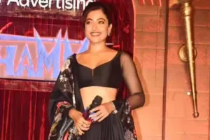 रश्मिका मंदाना की उंगली में चमकी अंगूठी, फैंस में बढ़ी विजय देवरकोंडा संग सगाई की चर्चा