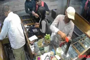 ज्वेलर्स दुकान से सोने की चेन चोरी कर फरार हुआ अपराधी,  वारदात सीसीटीवी में कैद