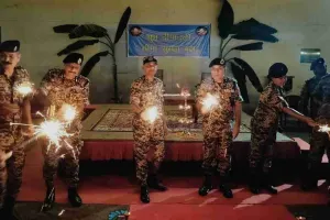 भारत-पाकिस्तान सीमा पर बीएसएफ जवानों ने मनाई  दीपावली