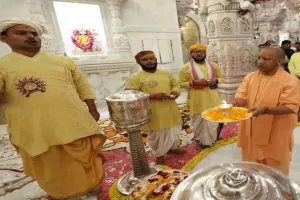 मुख्यमंत्री योगी आदित्यनाथ ने श्रीरामलला की उतारी आरती
