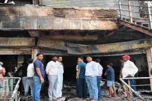 कपड़ा दुकान और रेस्ट्रोरेंट में लगी आग, लाखों रुपये की संपत्ति जलकर राख