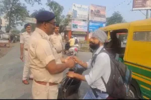 हेलमेट चेकिंग अभियान में पगड़ीधारी सिख युवक और पुलिस पदाधिकारी की हुई अनोखी बातचीत