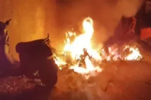 Chaibasa News: आग लगने से कई वाहन जलकर खाक