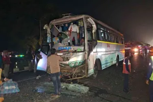  Dhanbad news: दो बसों की भिड़ंत, 12 यात्री घायल