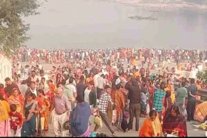 कार्तिक पूर्णिमा पर स्वर्णरेखा, खरकई और कारो नदी के घाटों पर श्रद्धालुओं की भीड़, हजारों ने लगाई आस्था की डुबकी