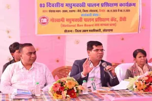 सामूहिक उत्पादन से लोहरदगा मधुमक्खी पालन में बन सकता अग्रणी जिला : उपायुक्त