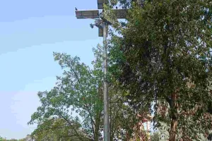 बाबा मंदिर परिसर में हाई मास्क लाइट बंद, श्रद्धालु अंधेरे में कर रहे दर्शन