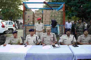 Koderma News: बिहार जा रहे ट्रक से भारी मात्रा में शराब बरामद, चालक गिरफ्तार