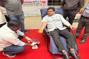 उपायुक्त ने किया रक्तदान, कहा: रक्तदान महादान है