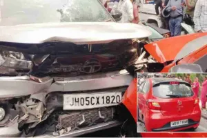 जेल चौक के पास दो कारों में जबरदस्त टक्कर, तीन लोग घायल