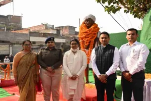 भगवान बिरसा मुंडा जयंती एवं राज्य स्थापना दिवस पर उपायुक्त ने की प्रतिमा पर माल्यार्पण