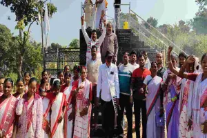 पूर्व विधायक कोचे मुंडा ने भगवान बिरसा मुंडा की जयंती पर हिल चौक में दी श्रद्धांजलि