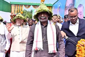 राज्य स्थापना दिवस पर उलिहातु में राज्यपाल और मुख्यमंत्री ने धरती आबा बिरसा मुंडा को दी श्रद्धांजलि