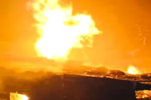 लक्सर की गारमेंट्स दुकान में भीषण आग, लाखों का सामान जलकर राख