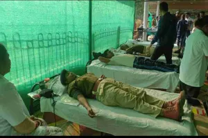 स्वास्थ्य जांच व रक्तदान शिविर में पुलिसकर्मियों की उत्साहपूर्ण भागीदारी