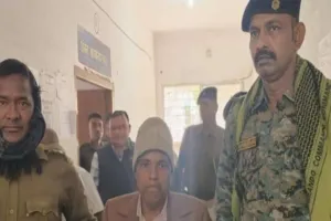 चैनपुर अंचल के बड़ा बाबू 5,500 रुपये रिश्वत लेते रंगे हाथ गिरफ्तार