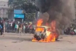 टाटानगर स्टेशन आउट गेट पर खड़ी कार में अचानक लगी आग