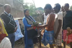 ठंड से राहत: रानीश्वर में गरीब व वृद्धजनों को मिला कंबल