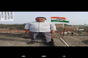 कांग्रेस पार्टी के 140वें स्थापना दिवस पर कार्यकर्ताओं ने फहराया झंडा